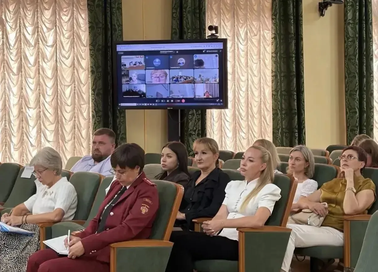 Масюкова Татьяна Александровна, директор МБОУ СОШ 5 станицы Марьинской, вместе с Редьки...