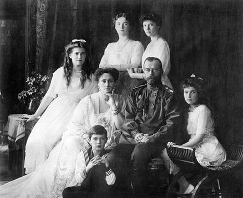 Пели добровольцы. Пыльные теплушки
Ринулись на запад в сту́коте колёс.
С бронзовой платформы выгляну
