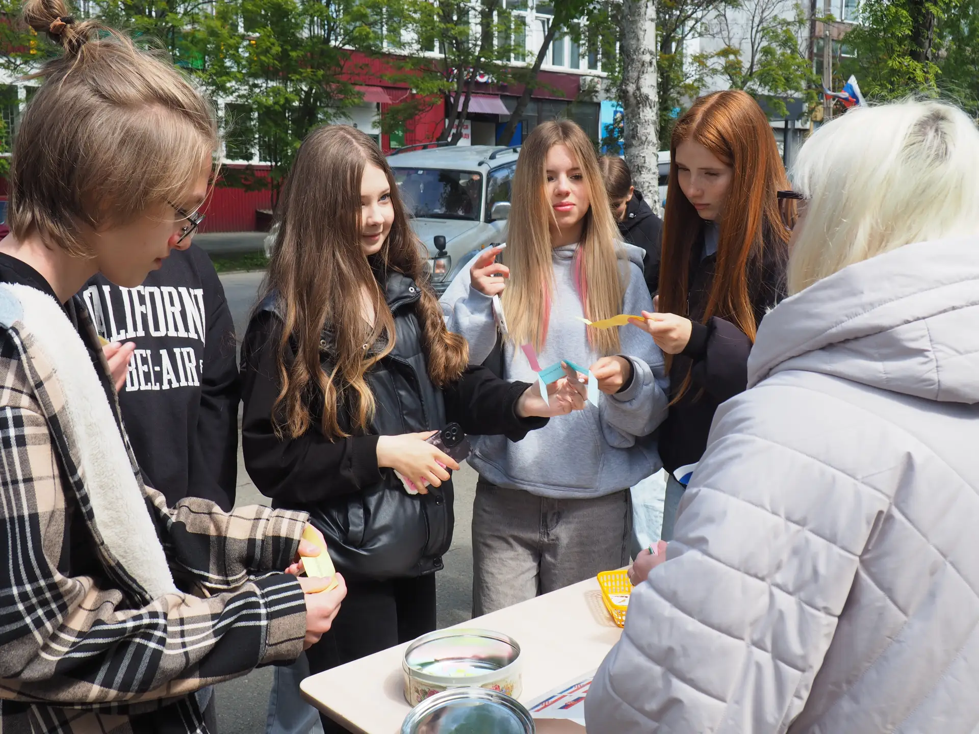 🇷🇺 Библиотекари провели познавательную программу «Славься, Отечество» в честь Дня России

12 июня 
