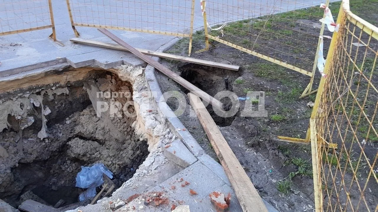 Многомиллионный алатырский "Арбат" частично провалился под землю  "Пешеходную улицу так торжественно