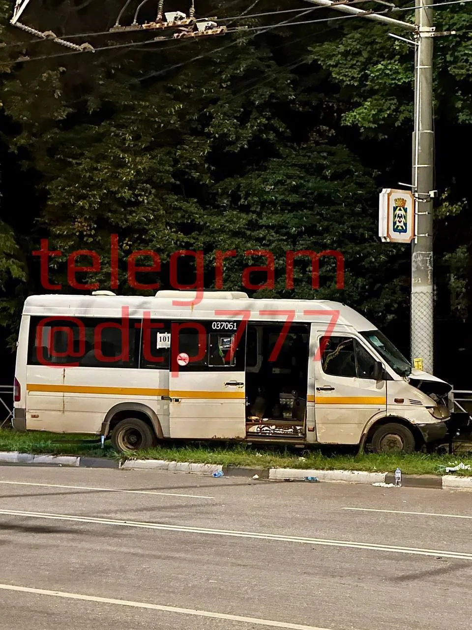 Ночью в Видном в столб влетела маршрутка №1019.

По словам очевидцев, в ДТП есть пострадавшие.

Офиц