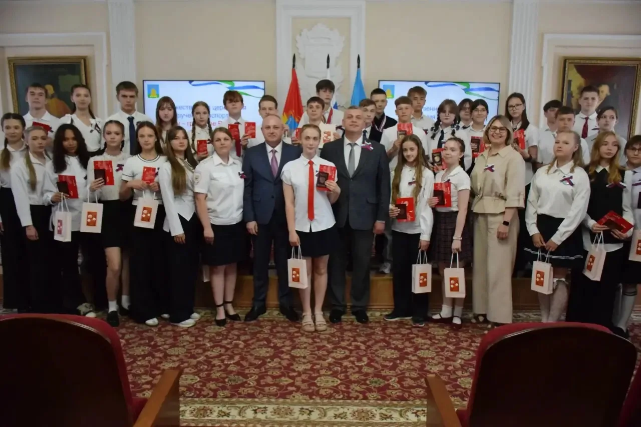 По многолетней традиции накануне Дня России и Дня города вручили паспорта юным тамбовчанам. Среди уч