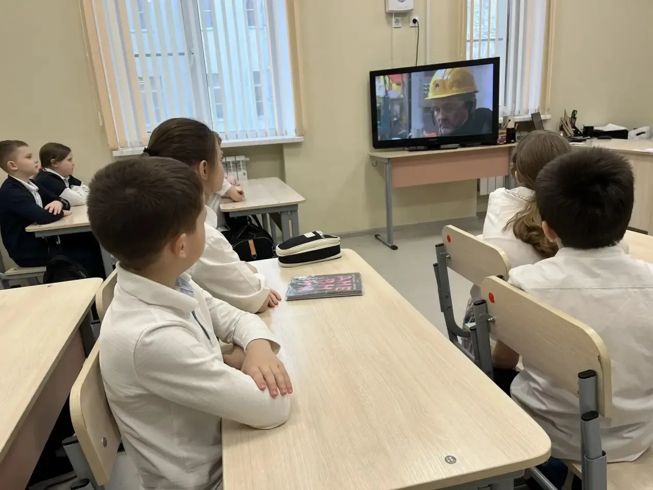 Каждый понедельник в МАОУ «Школа №70» проходит уже традиционная торжественная Церемония поднятия  Го