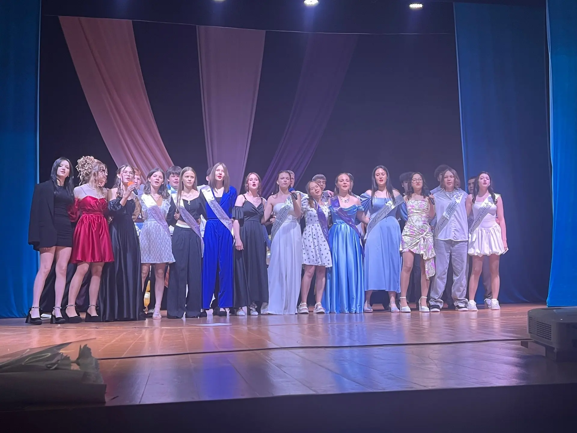 🎉 Выпускной в 9 классе: трогательные моменты и яркие эмоции! 🎉

Вчера состоялся долгожданный выпус