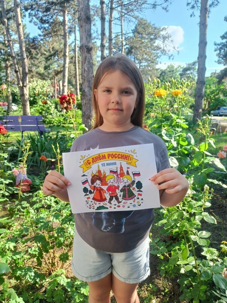 Участники акции "Родиной горжусь" 🇷🇺

Поддерживаем юных художников ❤️

#12июня #ДеньРоссииКор26 #Р