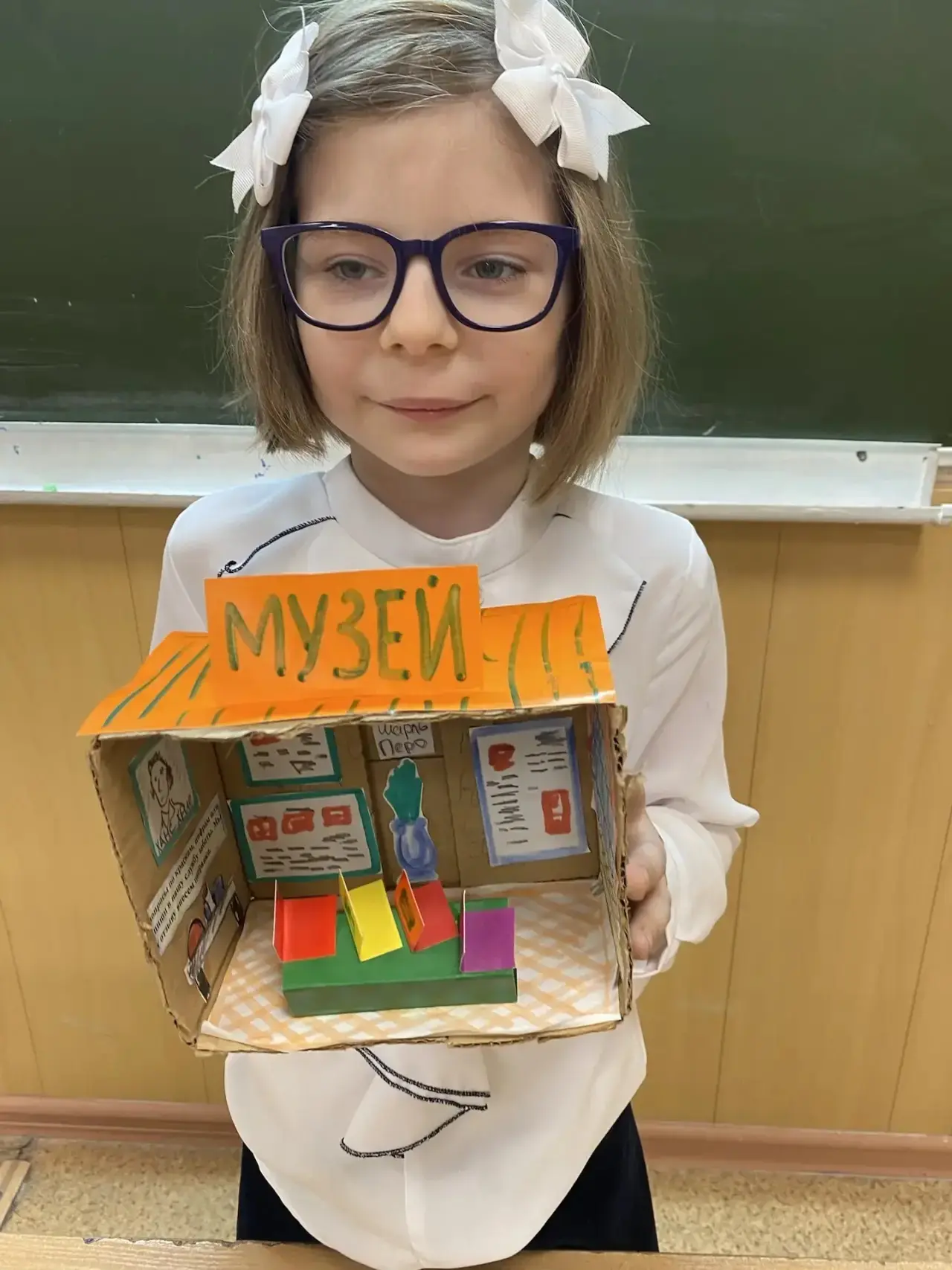 Во 2 «В» классе в Международный день музеев ребята подготовили свои мини-музеи и с гордостью предста