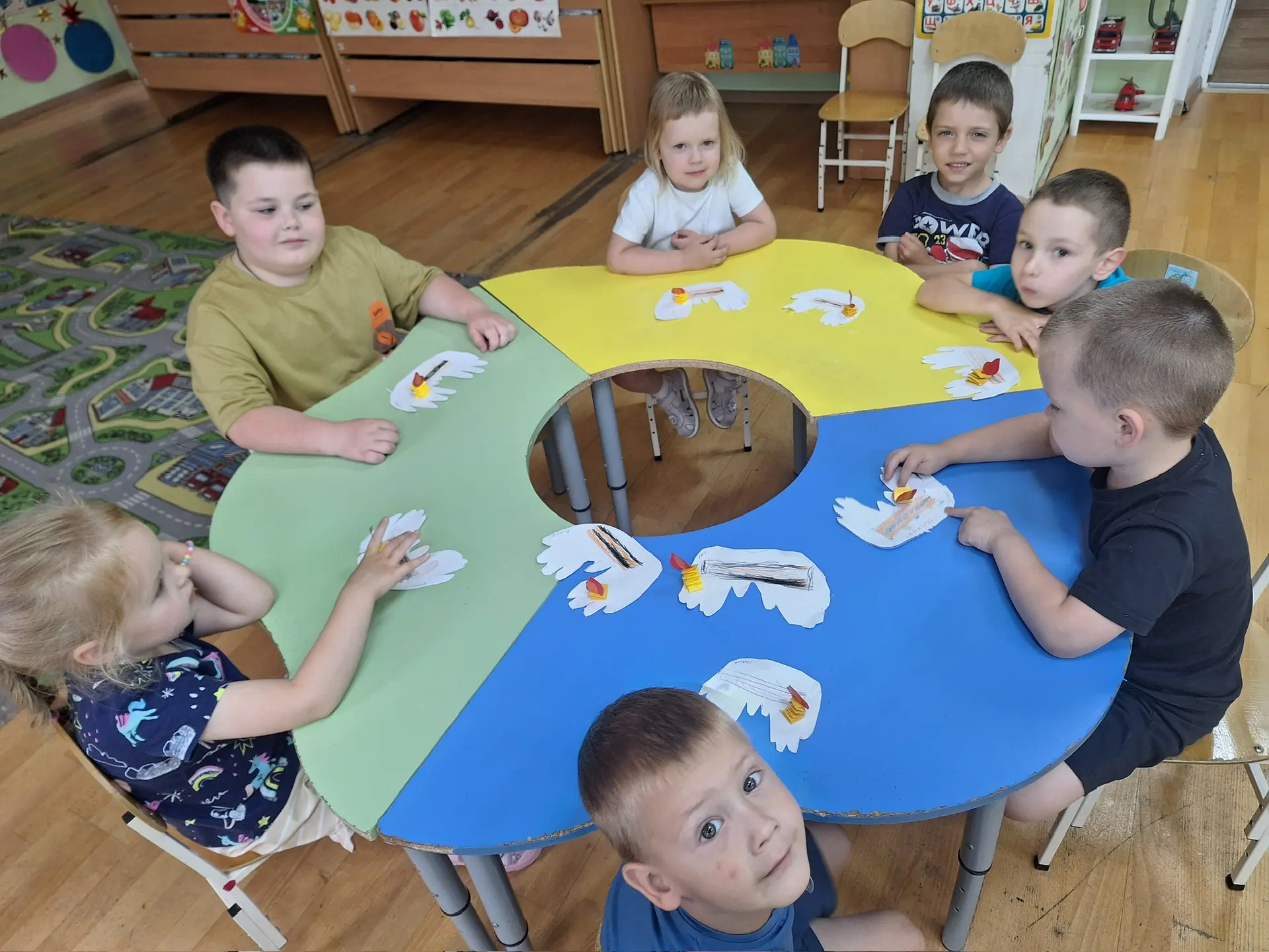 День памяти🙏в детском саду🙌

✨ Учились  составлять небольшие рассказы по картинам о войне - это по