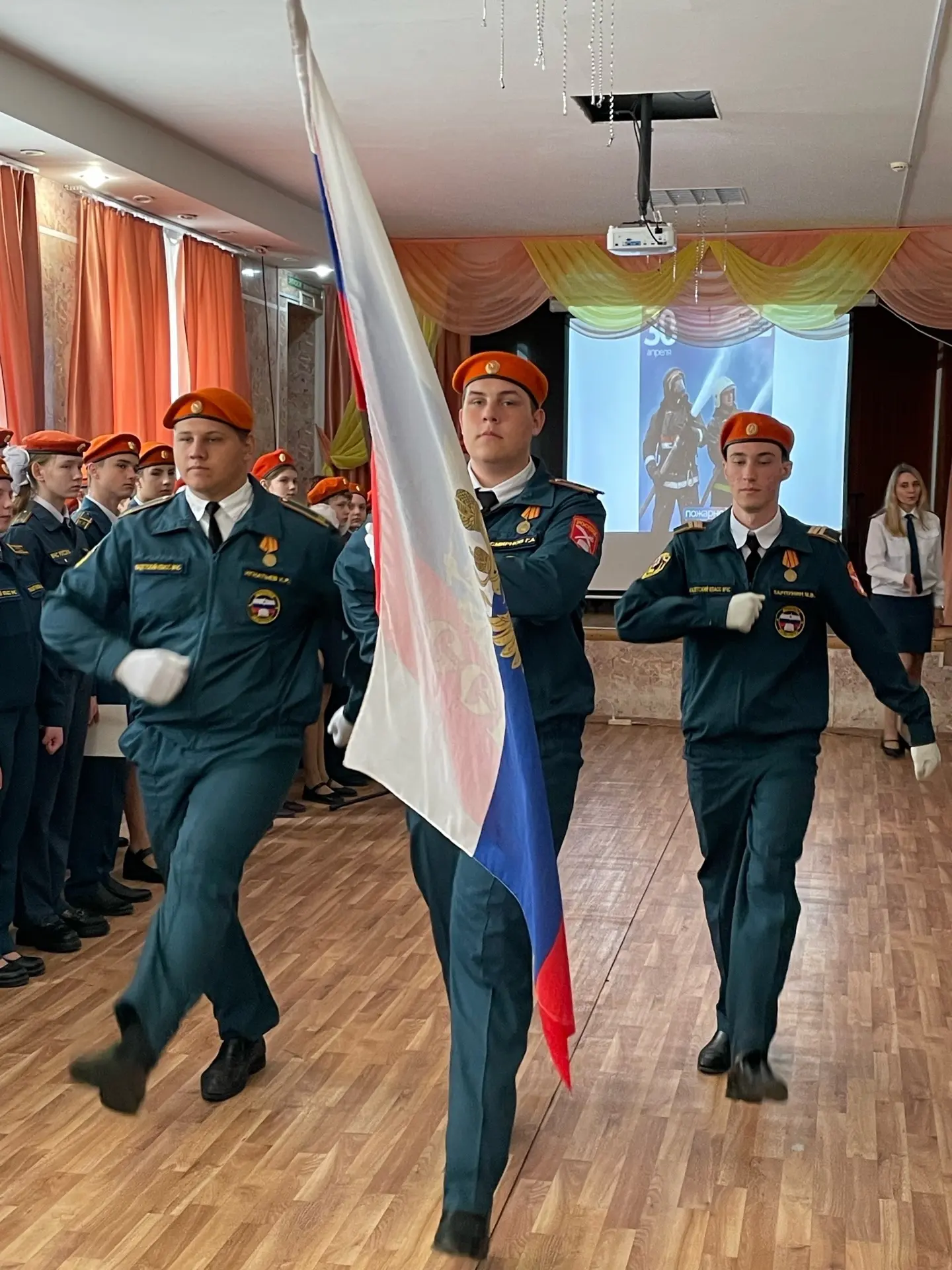 🔥 Кадеты МЧС #МОУСШ81 провели торжественное построение-митинг в честь Дня Пожарной охраны  Сегодня н
