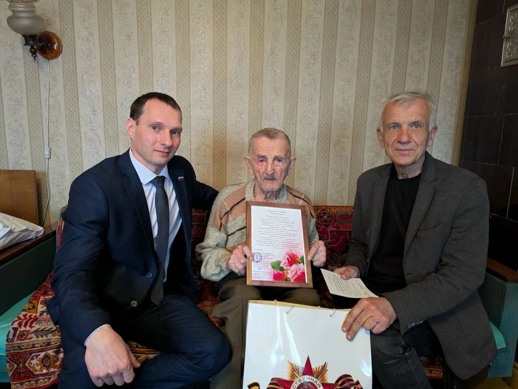 Председатель Совета депутатов Александр Багамаев поздравил с 97-летием труженика тыла Егора Борисови