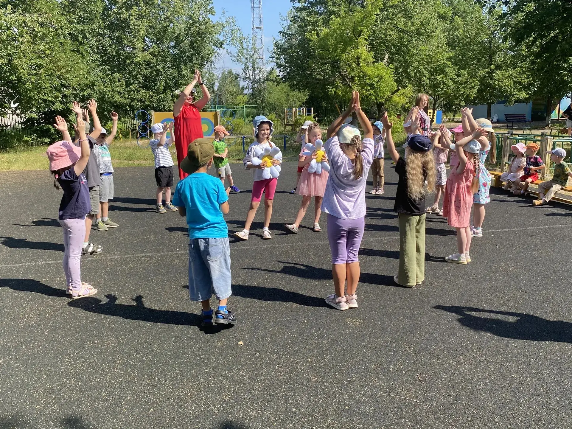 🎉 В нашем  детском саду праздник прошёл на ура —
День семьи, любви и верности, друзья! 🎉

Ромашки 