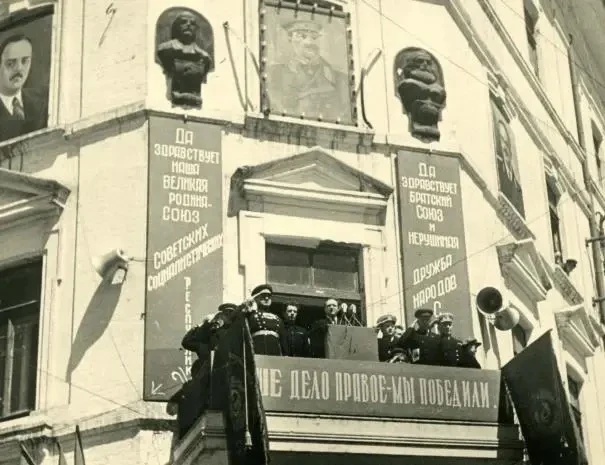 С Днём Победы!  Как отмечали этот день 1945-го во Владивостоке.  «Владивосток ликует. Залитые ослепи
