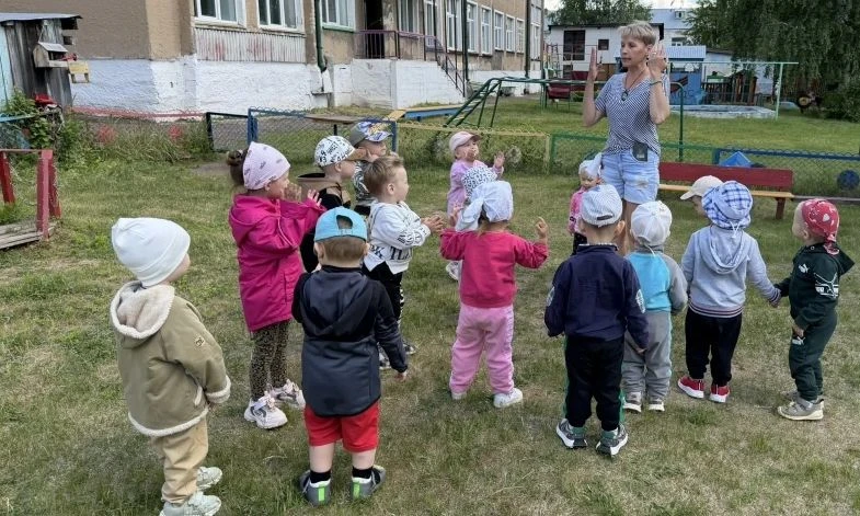 В первый день лета малыши из группы «Чебурашка» отправились в зоопарк. Утром к ним в гр...