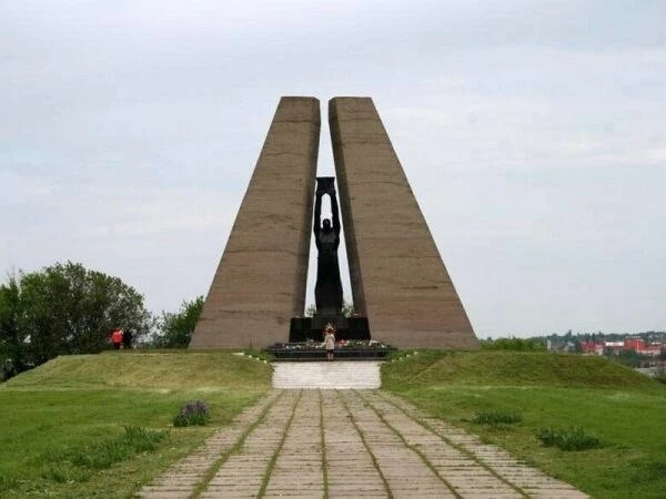 День Победы – это праздник с сединою на висках. Это радость. Со слезами на глазах.  Эти слова из пес
