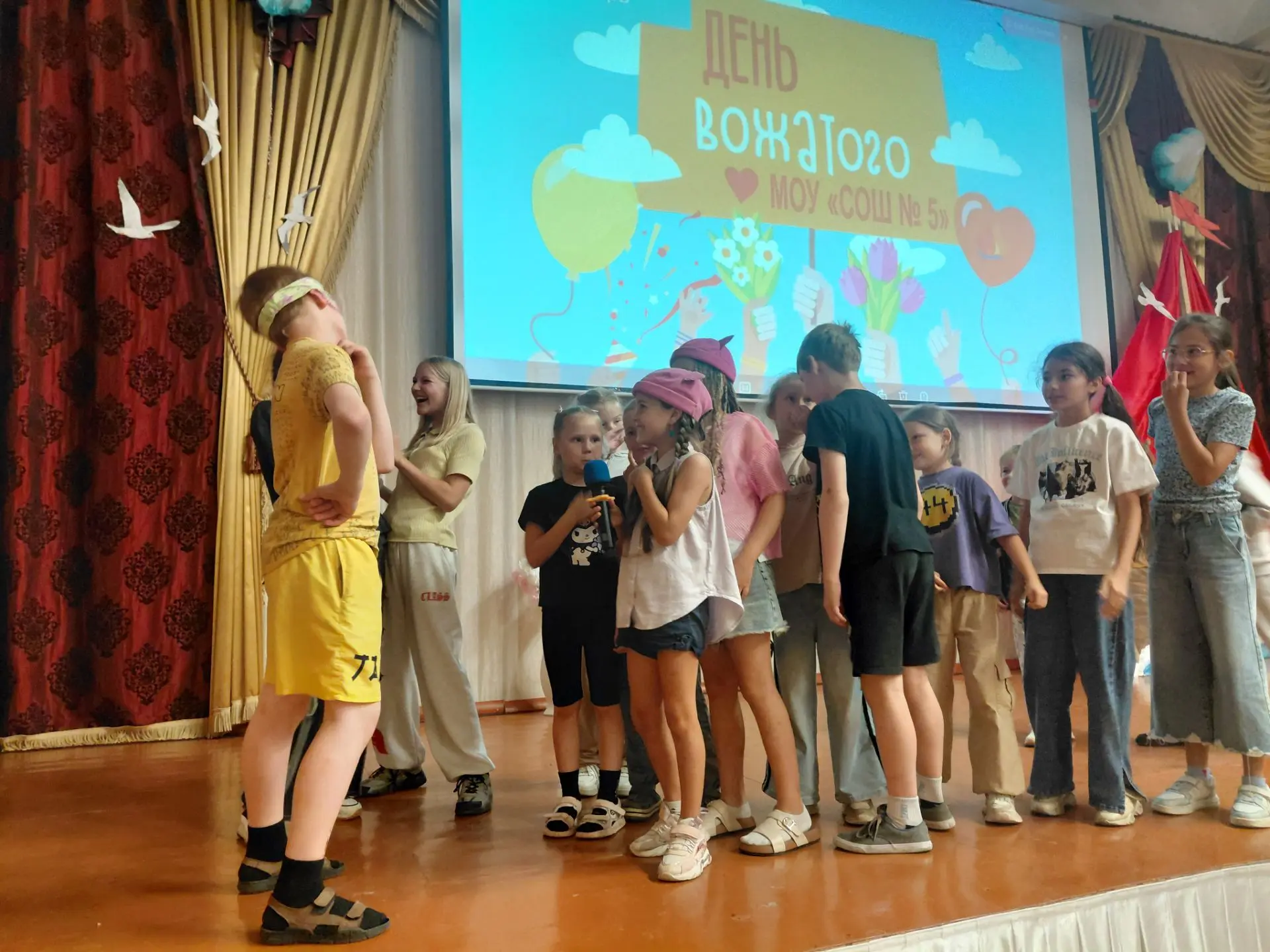🎉 День вожатого 🎉
С утра все отряды рисовали портрет своего любимого вожатого, и в итоге получилас