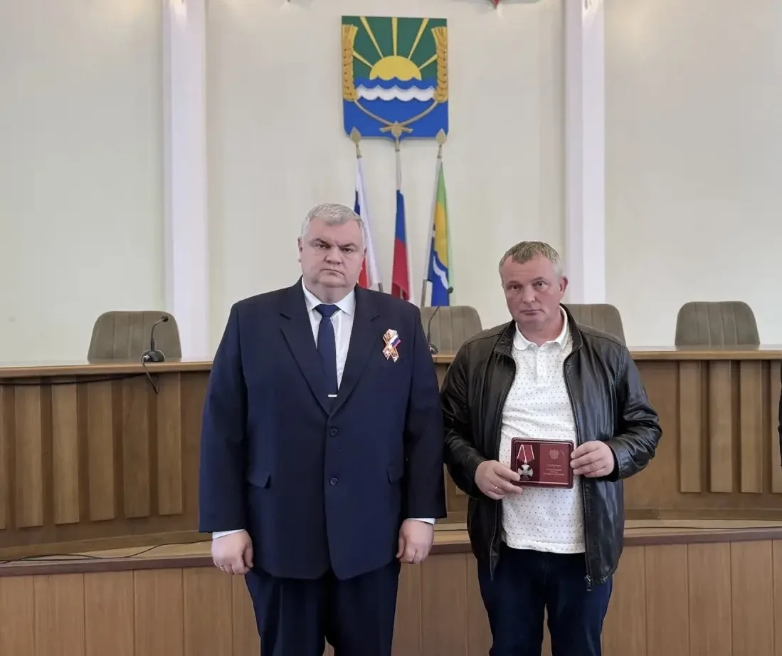 Глава Азовского района Сергей Комаров вручил ордена и медали семьям погибших героев СВО  В администр