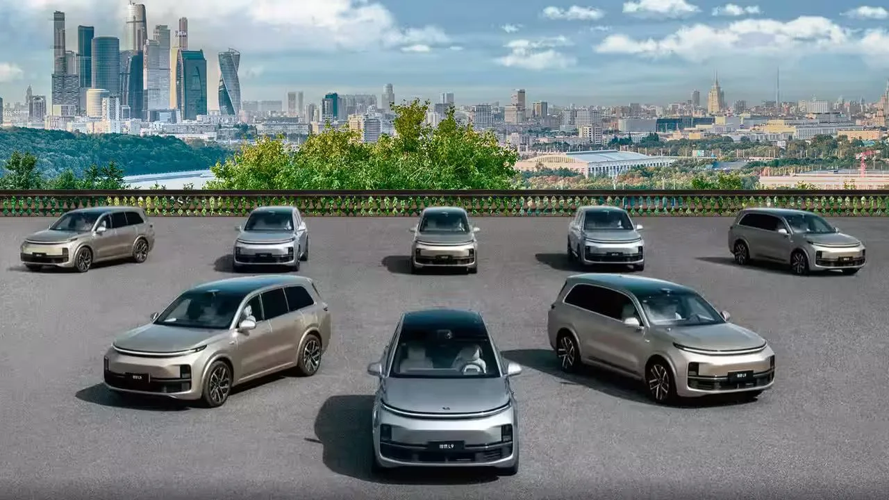 В России переписали официальные цены на автомобили Lixiang 2025 модельного года. 
Сколько стоят попу