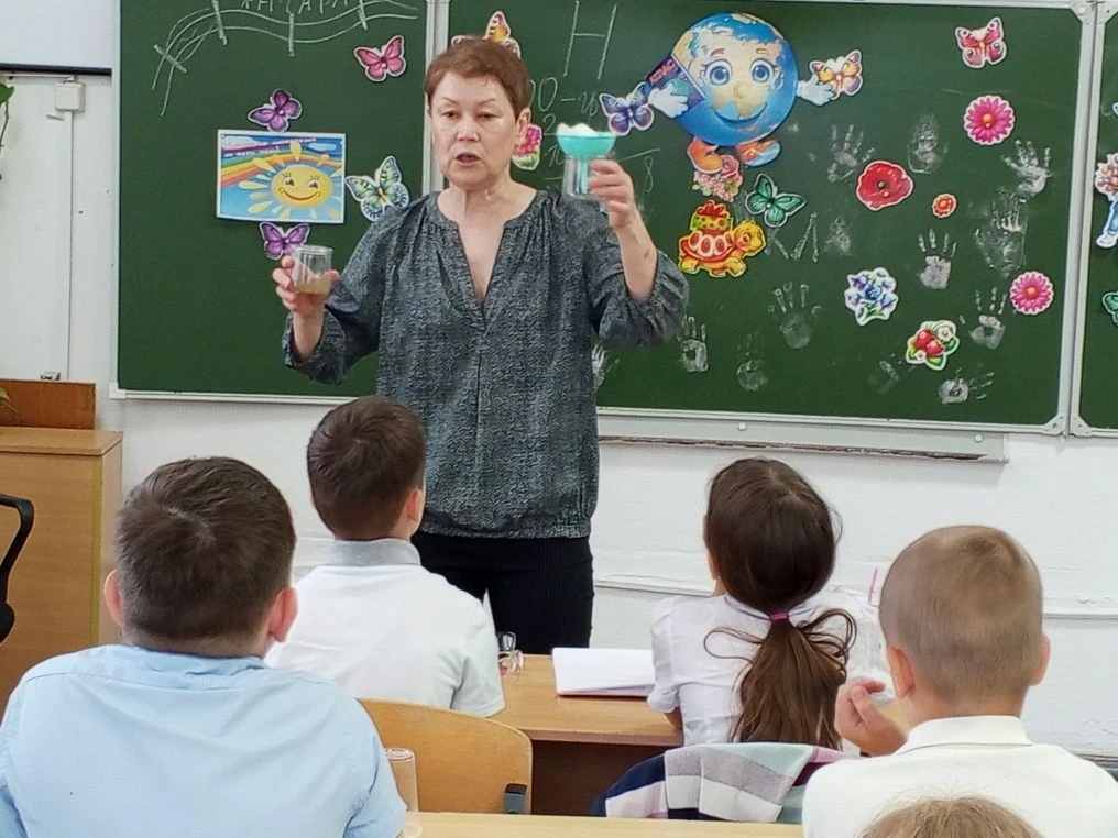В школе №30 хутора Белого сотрудник дома культуры Рылькова Лариса Евгеньевна провела по...