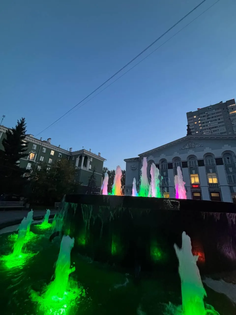 Подсветку у фонтанов включили в Новосибирске✨