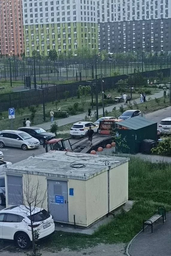 Бесхозный трактор, который стоит на улицах Дрожжино уже больше полугода, наконец-то эва...