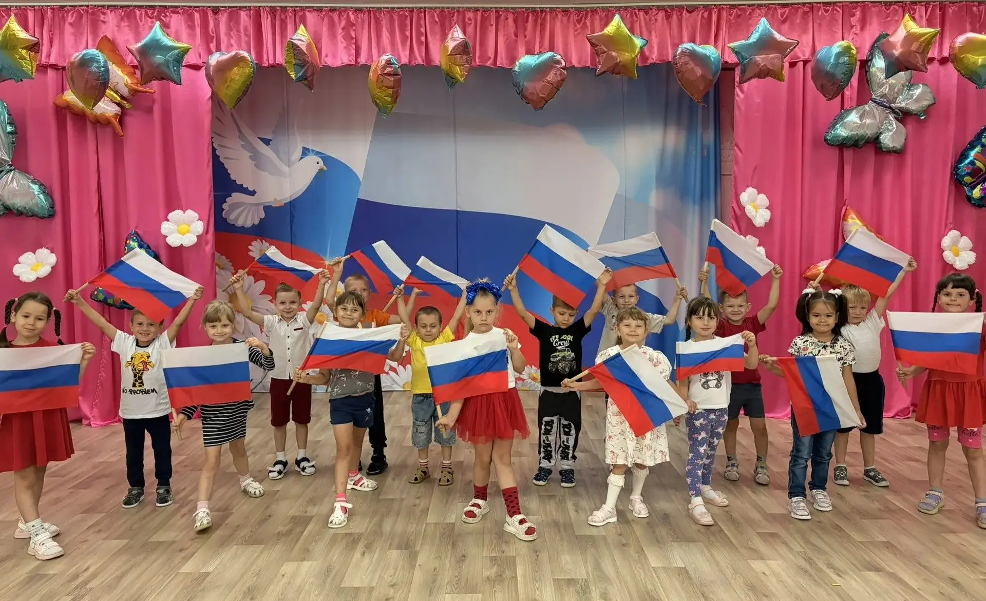 Белый, синий, красный: в МБДОУ № 47 прошел яркий флешмоб ко Дню Государственного флага ...