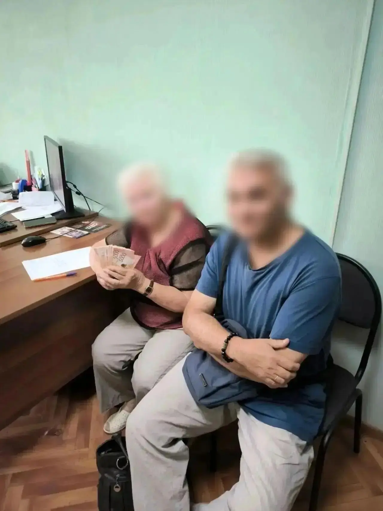 ❗ Сотрудники полиции задержали курьера и вернули 450 000 рублей, отданные мошенникам пенсионеркой из