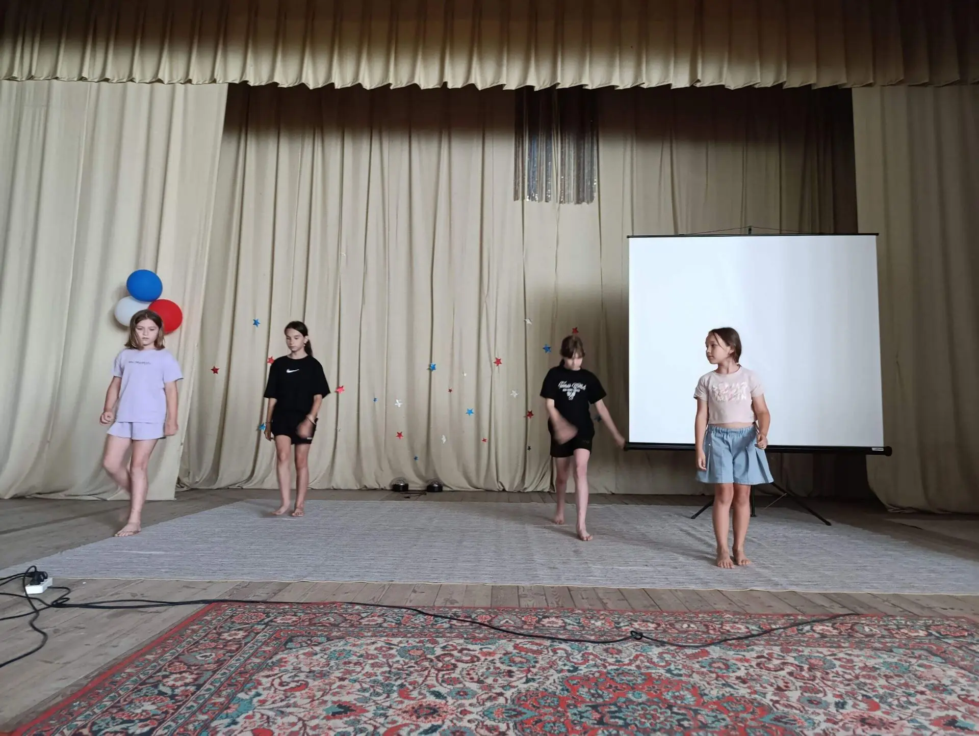 В Вишневецком СДК участники детского танцевального кружка "Мозаика" готовятся к выступл...