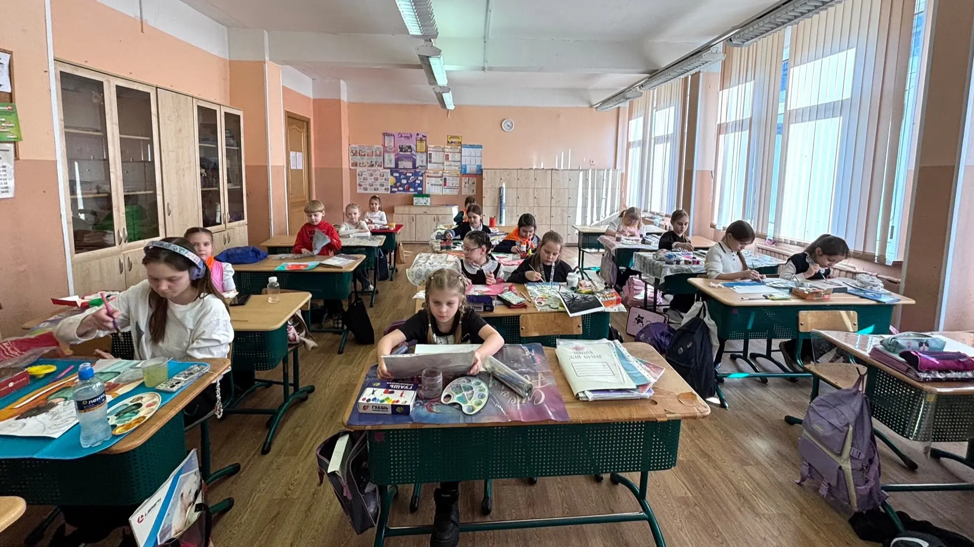 🎨РИСУЙ КАК Я🎨  Сегодня у нас в объединении аншлаг, можно сказать «яблоку негде упасть». В студии еще