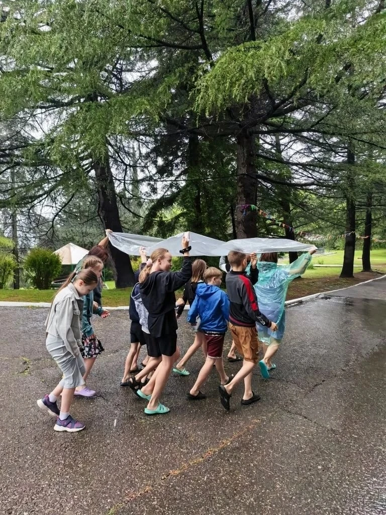 И дождь им не помеха! 🤭🤭🤭 🌧️