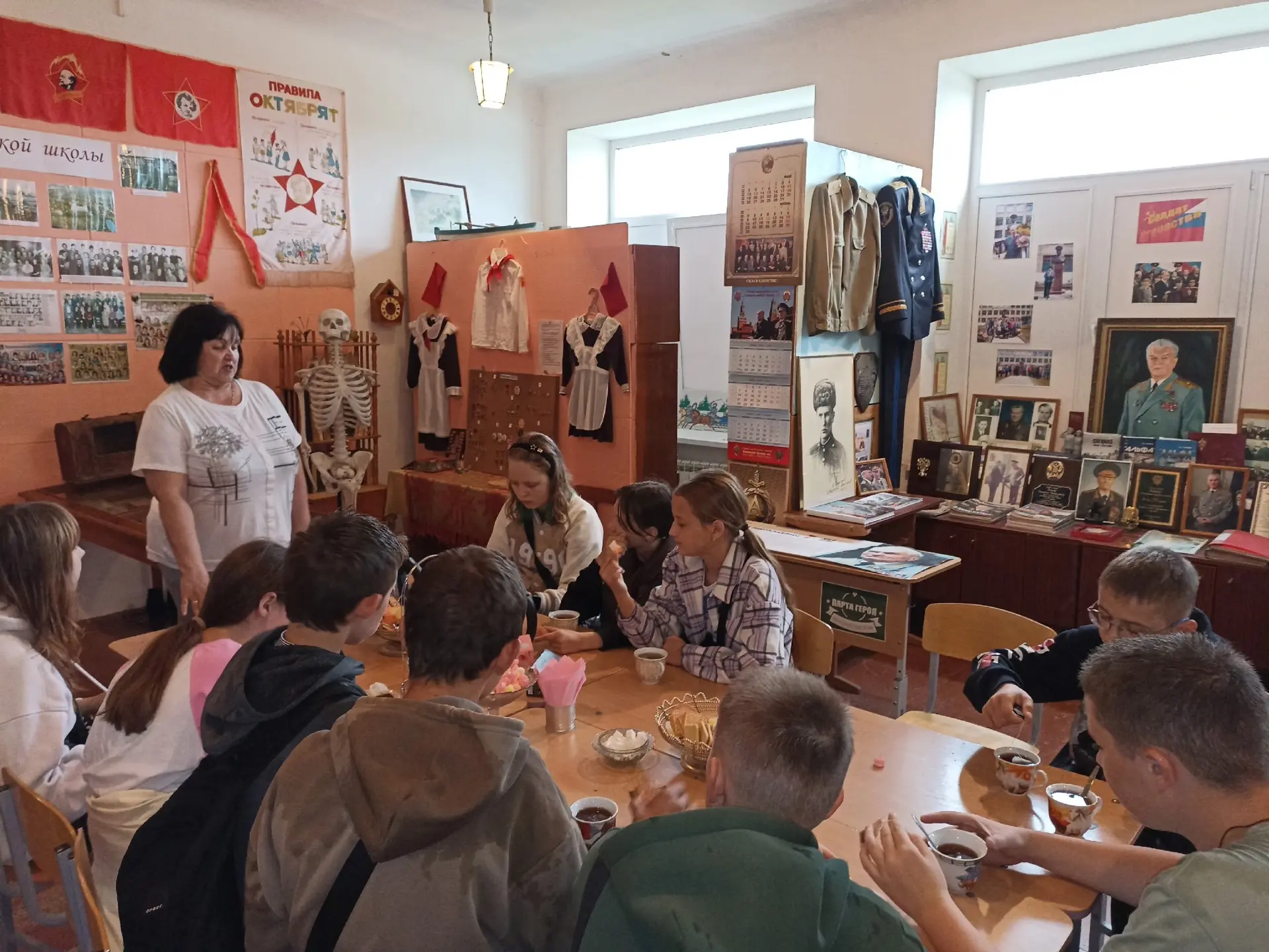 🦊 Отряд "Лисы": день восьмой.
🏫 Есть в поселке Лямино замечательная школа, а в ней музей. Немало л