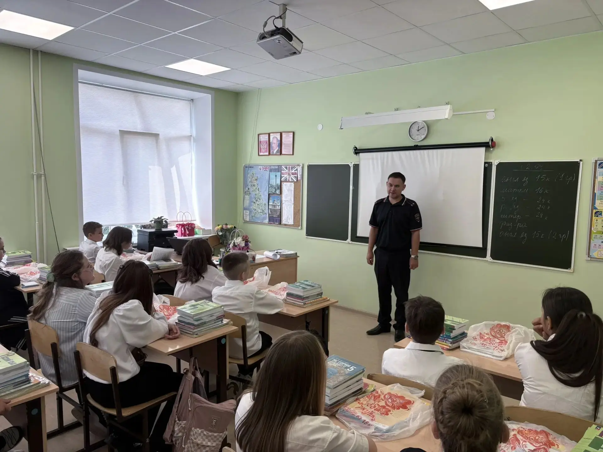 Сегодня в 5 «Б» классе прошёл урок безопасности. Гостем урока стал Рожнов Павел Виталье...