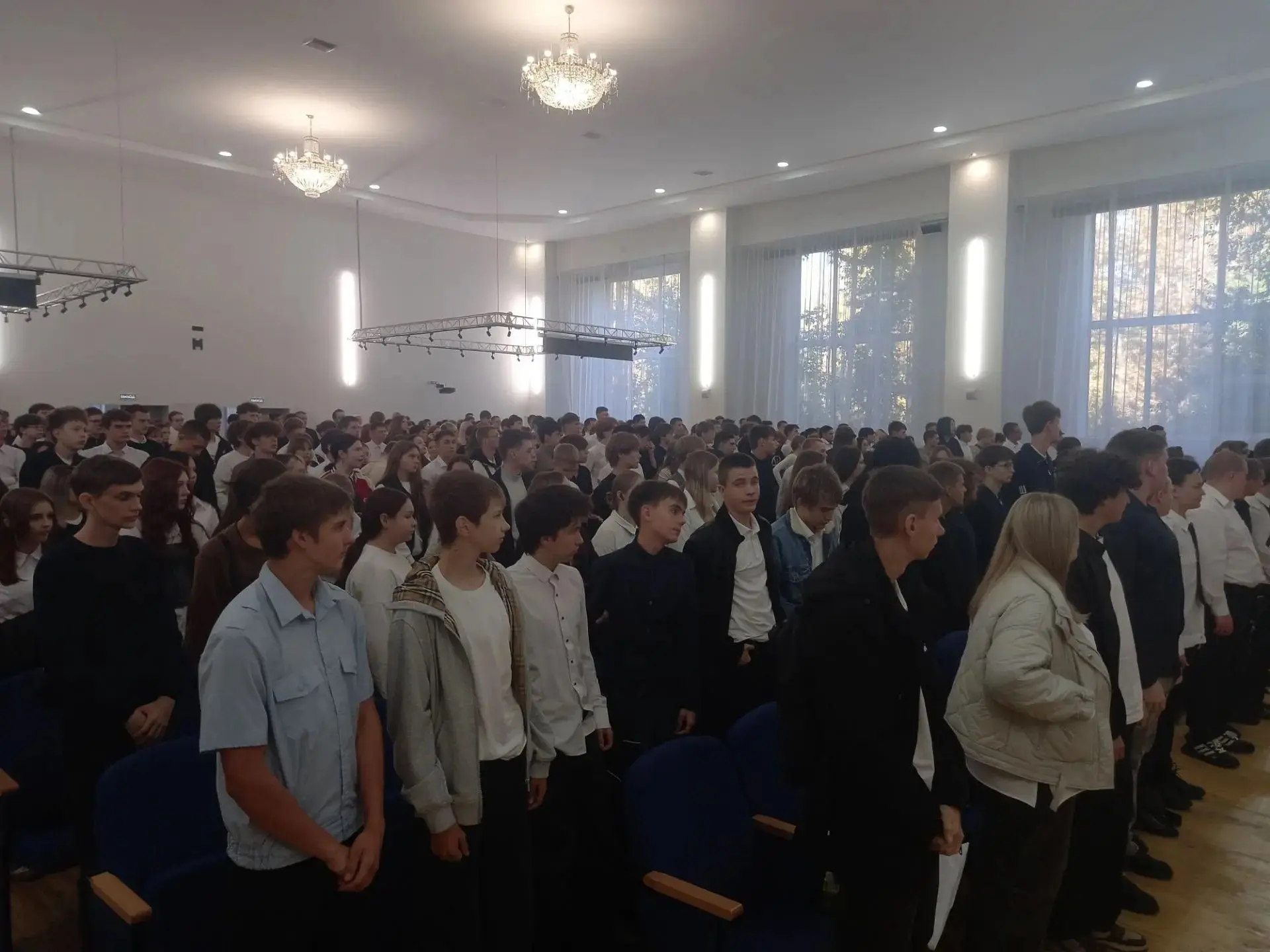 Торжественный подъем флага в КрИЖТ: старт новому учебному году дан! 🇷🇺