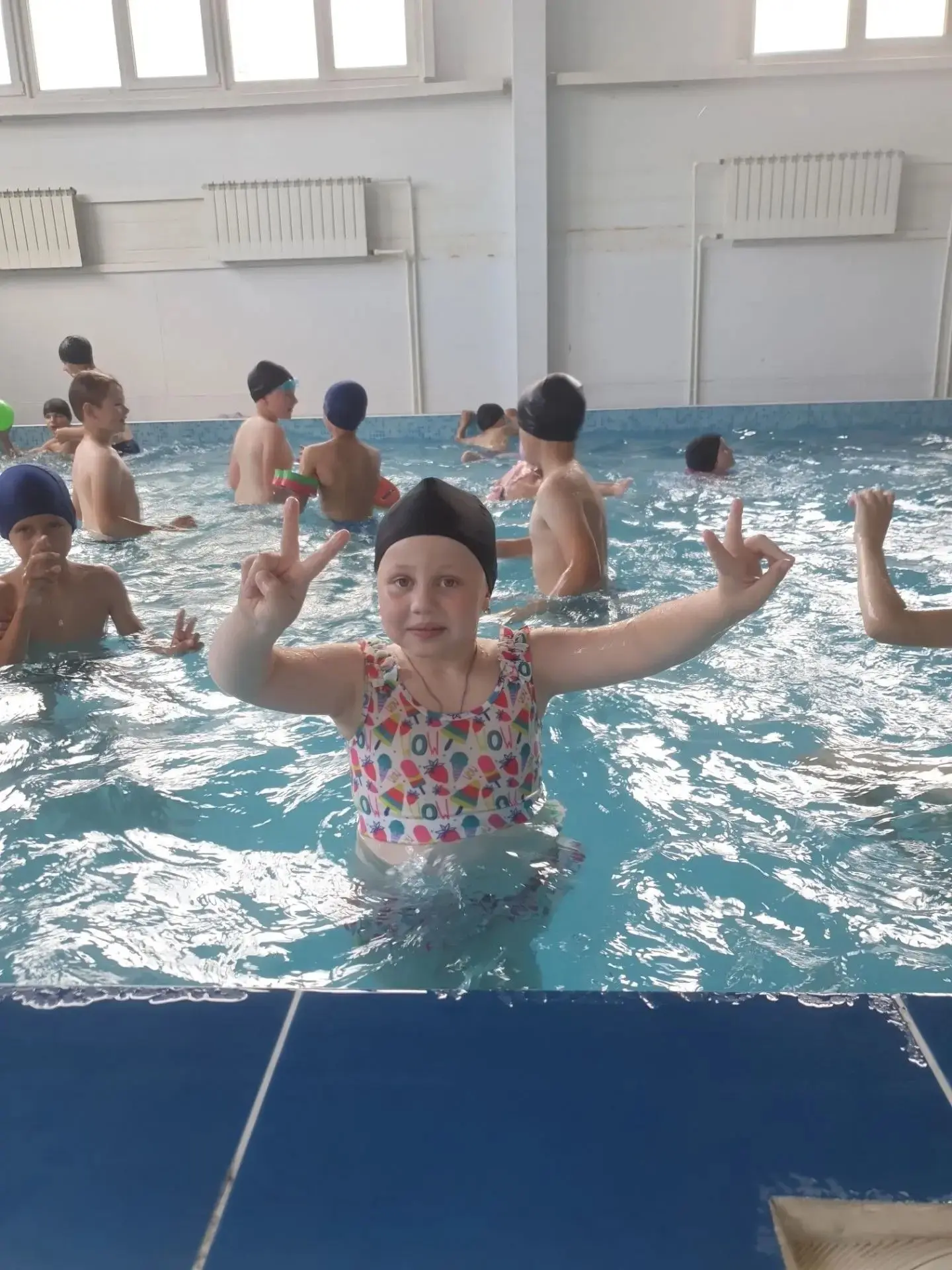 🏊‍♂️ День в бассейне: ребята из пришкольного лагеря посетили водный комплекс «Волна»!
Сегодня воспи