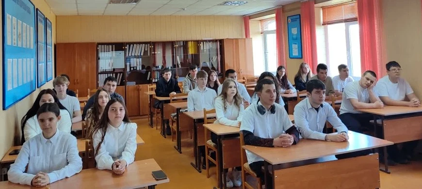 18 мая 2026 г. в КЧР ГБПОО МПК «Профессионал» состоялась торжественная линейка, начавшаяся с церемон