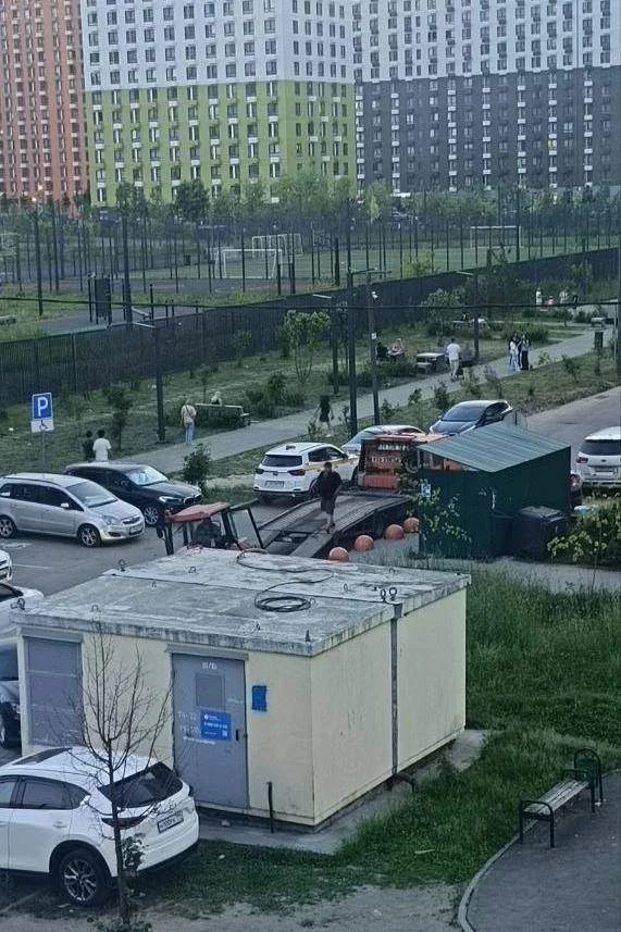 Бесхозный трактор, который стоит на улицах Дрожжино уже больше полугода, наконец-то эва...