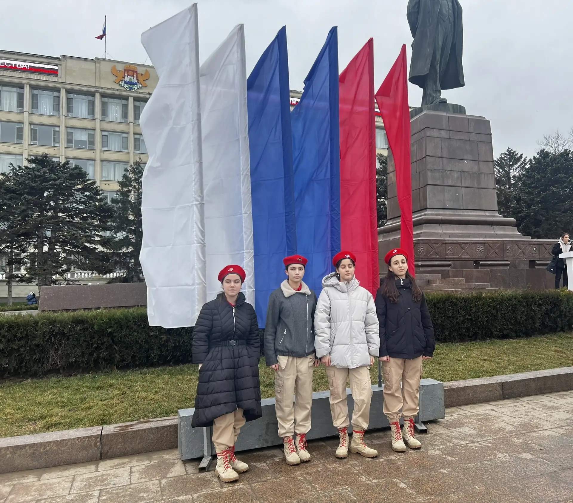 Сегодня, в честь Дня защитника Отечества, юнармейцы нашей школы приняли участие в торжественном меро