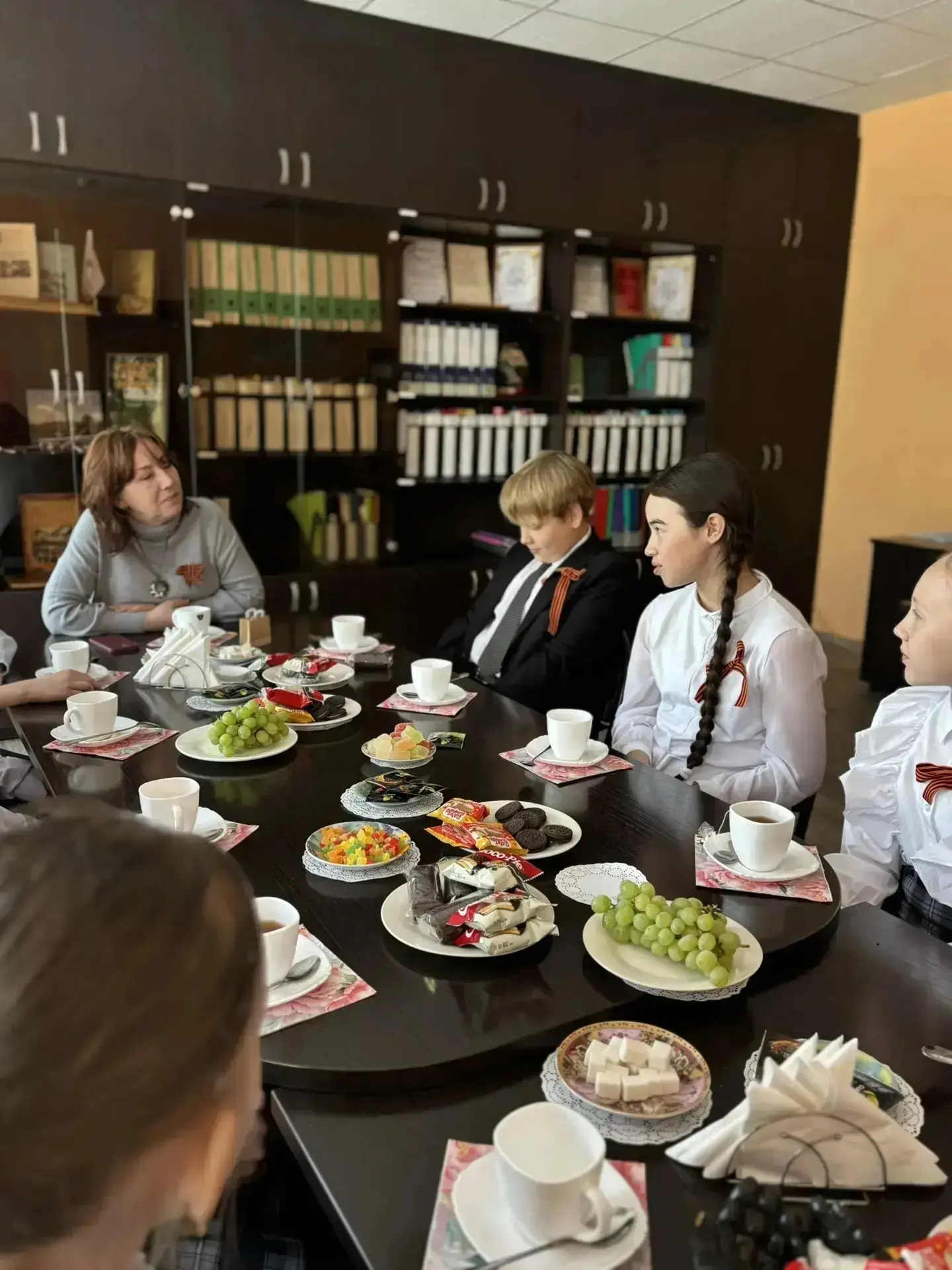 💥Традиция, объединяющая мудрость и детскую непосредственность, состоялась у нас в школе. За «круглым