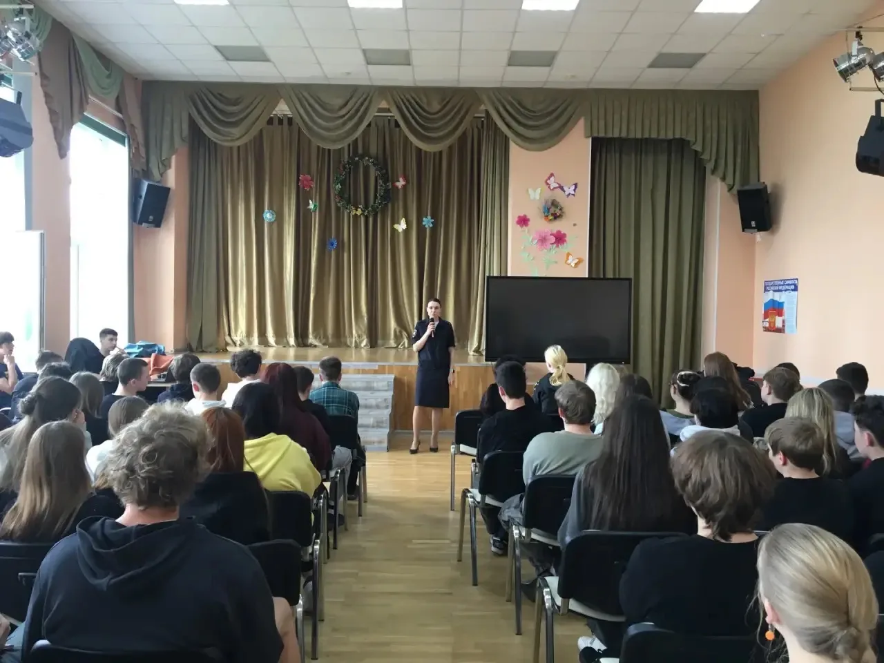 Беседа инспектора ГИБДД с учениками о правилах дорожного движения.  В школе с учениками состоялась в