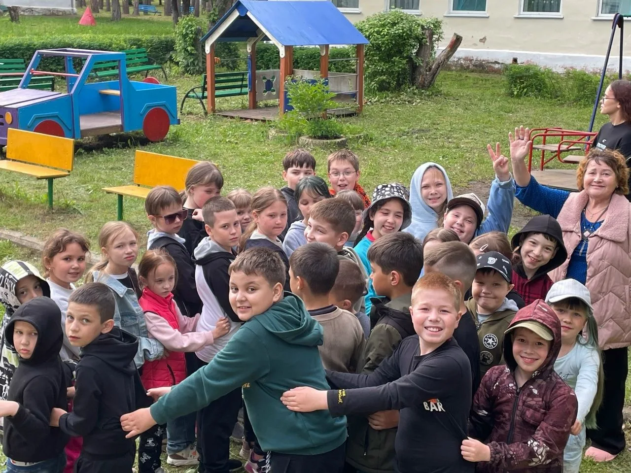 🏕️🌳 В детском лагере «Соснячок» царит невероятная атмосфера единства и творчества. От...