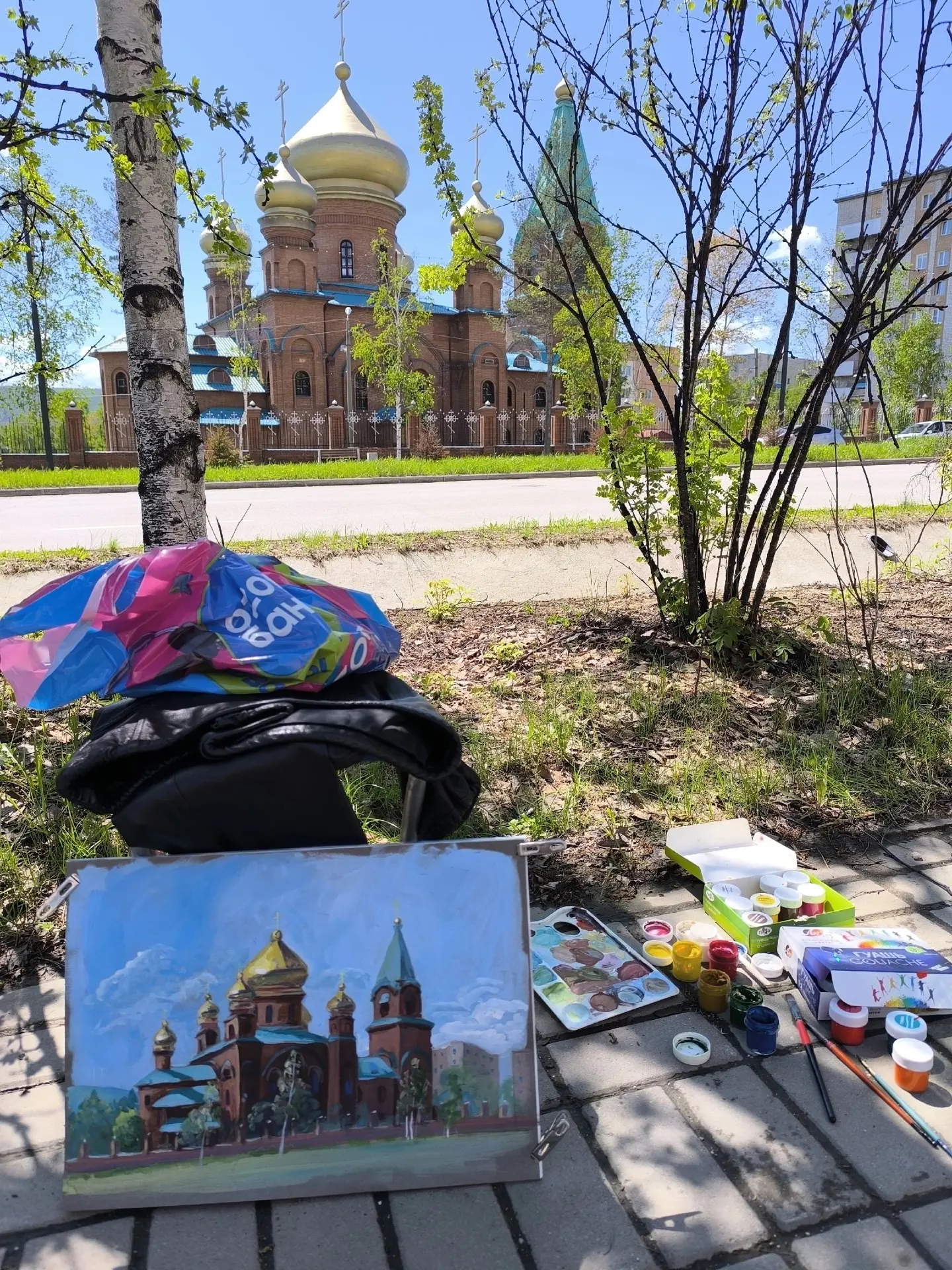 🌅 Сегодня в Тынде кипит творческая энергия! В погожий летний день художники Детской художественной 