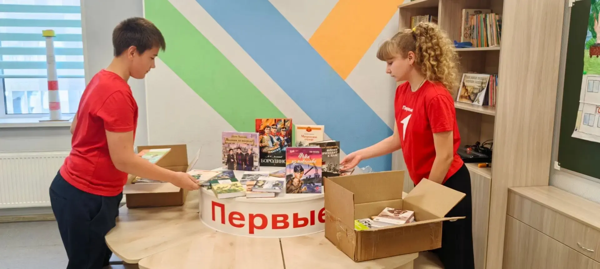 📍 У нас отличные новости! Книжная полка Первых пополняется!
Команда нашей школы стала ПРИЗЕРОМ спец