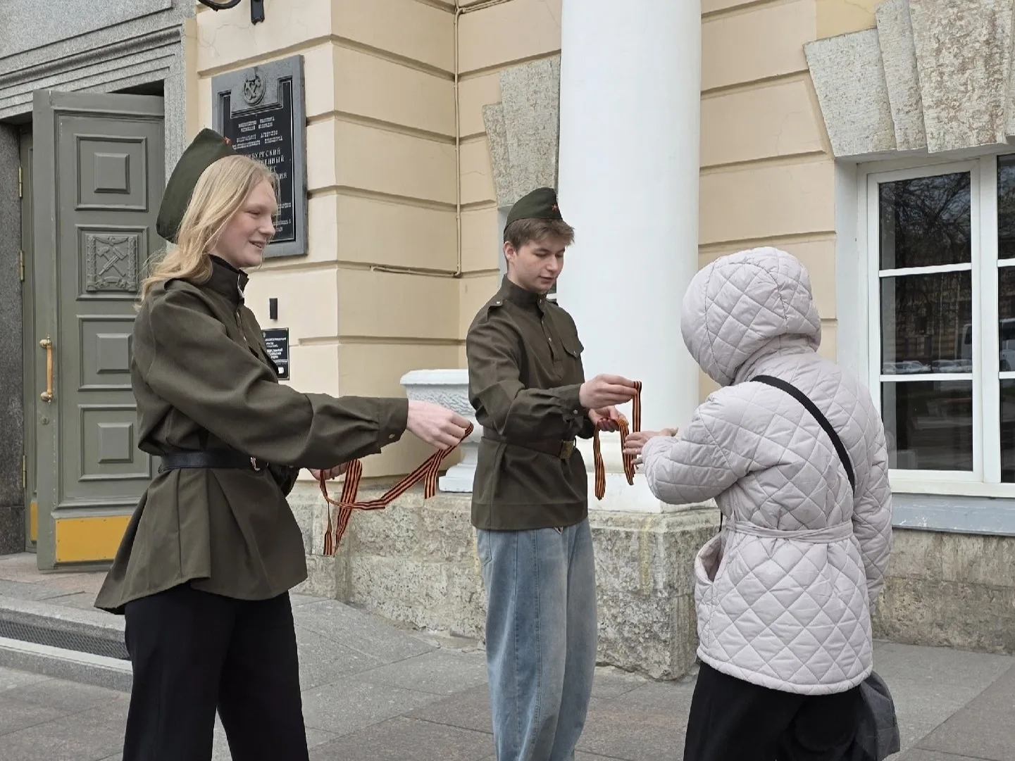 ✨ Георгиевскую ленточку раздавали сегодня в университете  Для всех нас, это символ Дня Победы, знак 