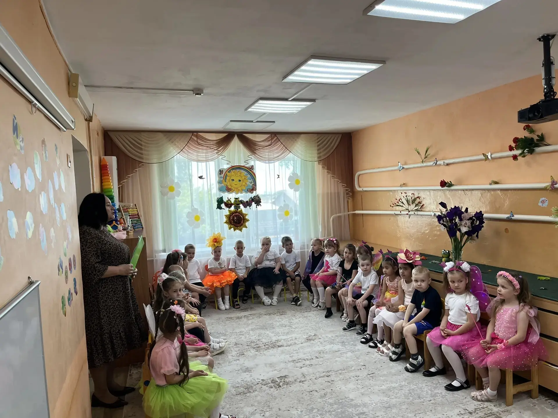 Лето официально открыто! ☀️

В средней группе прошёл долгожданный праздник «Здравствуй, лето!». Было