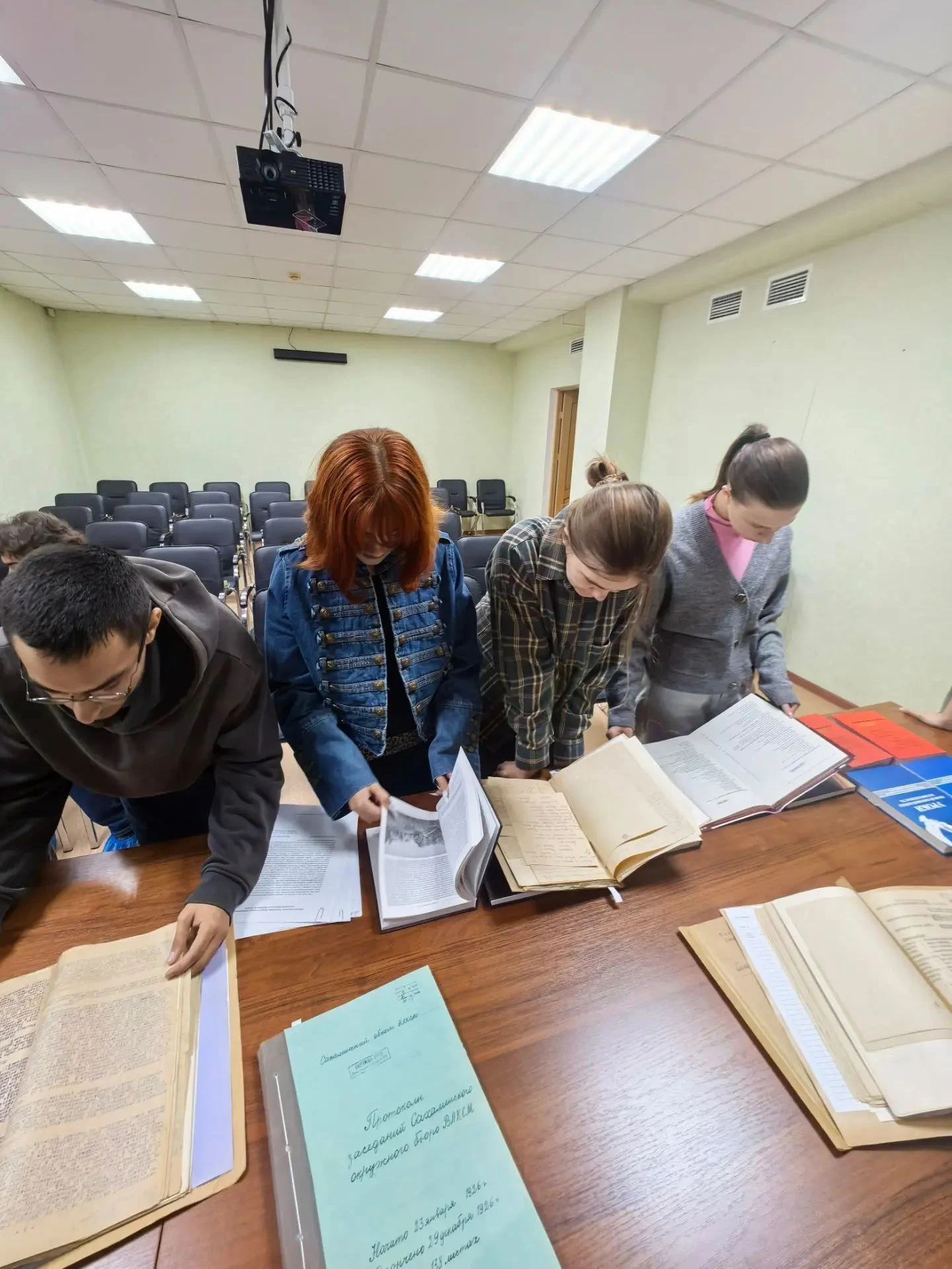 🎓 В Государственном историческом архиве Сахалинской области прошла экскурсия для студе...