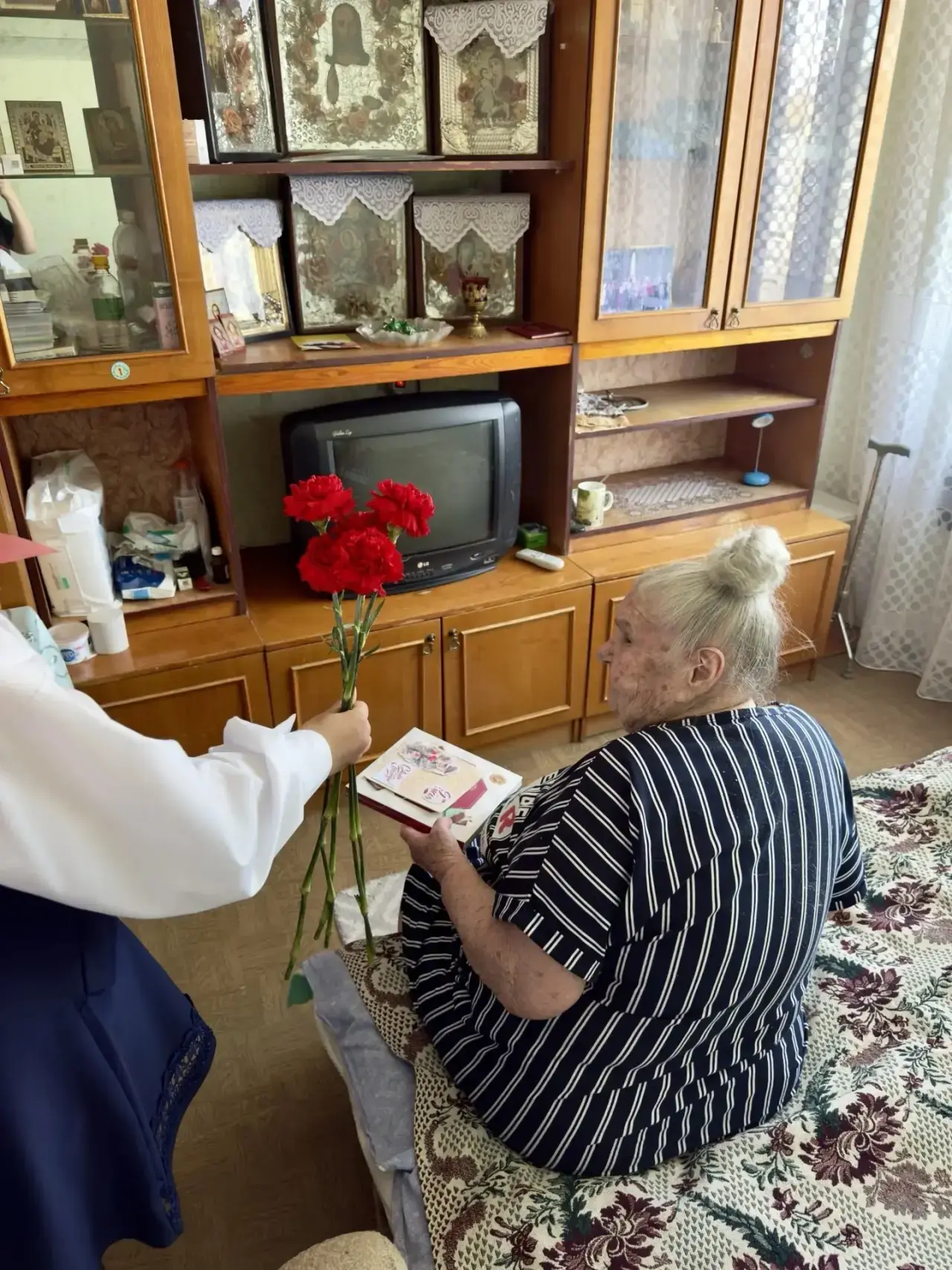 В преддверии Дня Победы активисты «Движения первых» из #школы30 отправились в гости к человеку, чьё 
