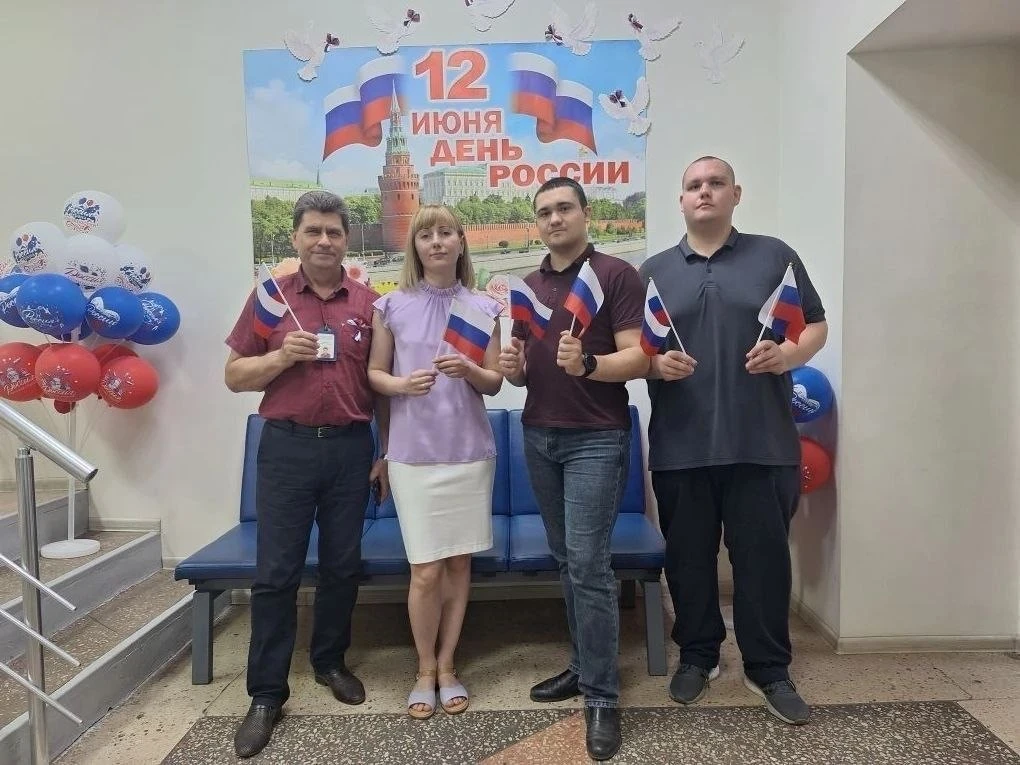 🇷🇺 В преддверии Дня России налоговыми органами ДНР были проведен ряд праздничных мероприятий: 

⚡️