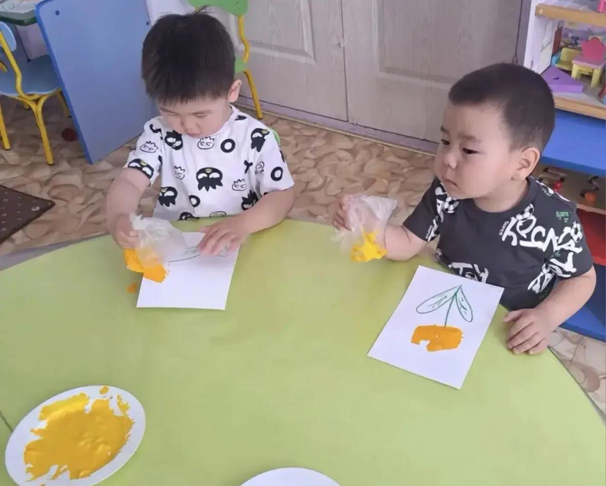 🌼 Творчество в группе №10 «Одуванчик»: Цветы из надутых пакетов! 🎨

Наши ребята превратились в нас
