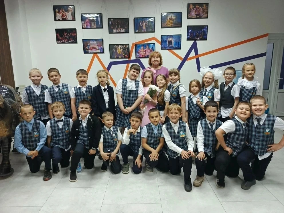 🎭 Учащиеся 1«Б» класса МКОУ СОШ №1 г. Россоши посетили замечательный спектакль «Приключения Розовог