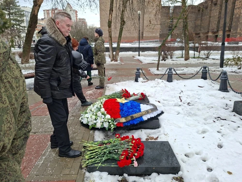 Работники Института приняли участие в возложении цветов к памятнику погибшим воинам в Кировском скве