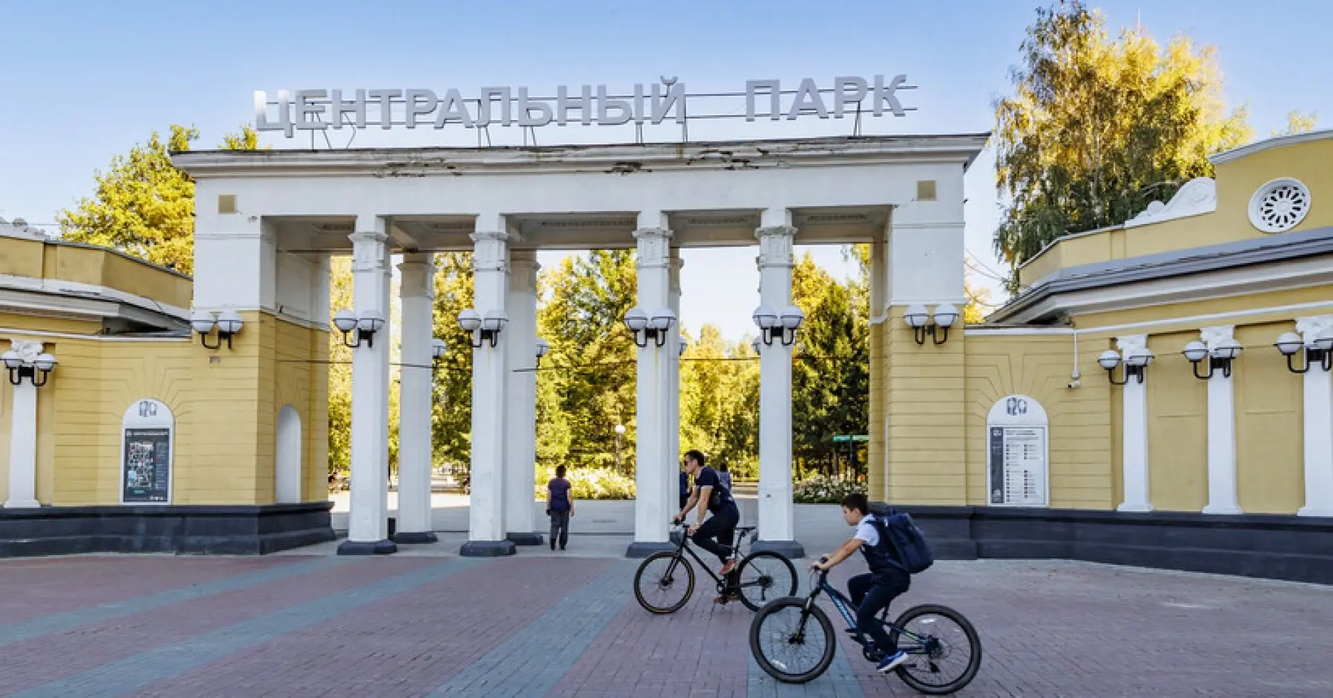 Огромный смайлик из пластиковых крышек зовут собрать новосибирцев на экопразднике