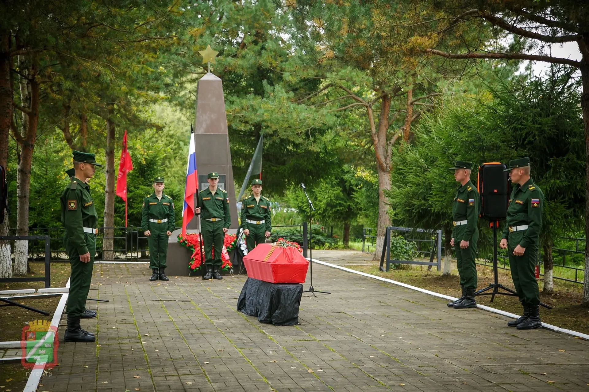 Для двух красноармейцев война закончилась: их останки с почестями захоронили на мемориа...